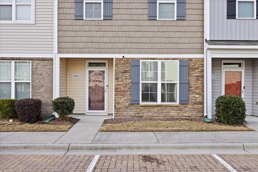 Building Photo - 8860 Commons Townes Dr