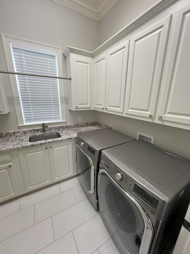 Building Photo - Stunning 4 bedroom, 3 bathroom 2 story hom...