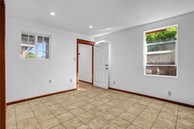 Building Photo - 313 N Hicks Ave