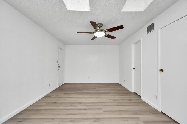 Building Photo - 10855 Meadowglen Ln