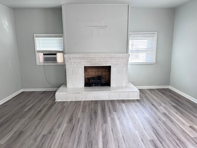Building Photo - Charming Studio Apartment Close to the Mas...