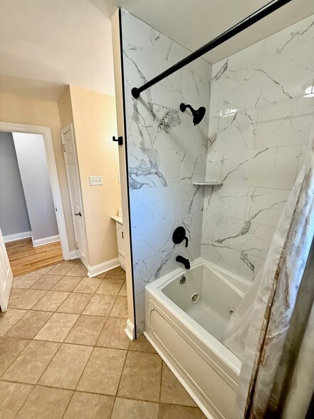 Main Bathrrom - 256 S Dillwyn Rd