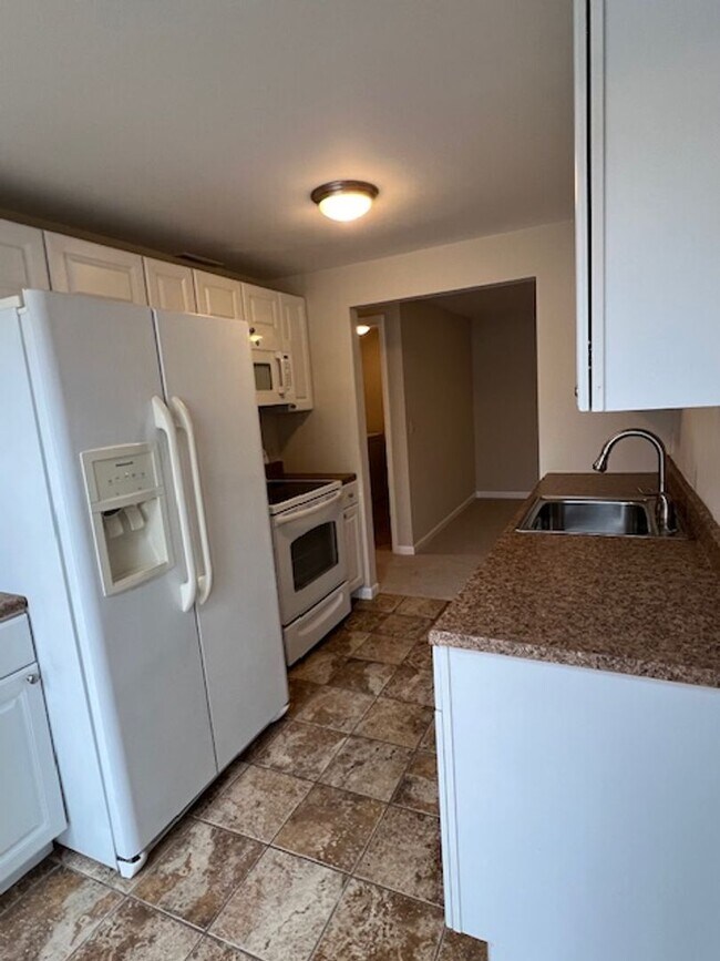 Building Photo - TOP LEVEL 2 BEDROOM 2 BATH CONDO IN FARMINGDALE ESTATES