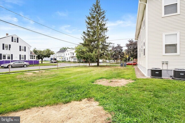 Building Photo - 656 Schiller Ave