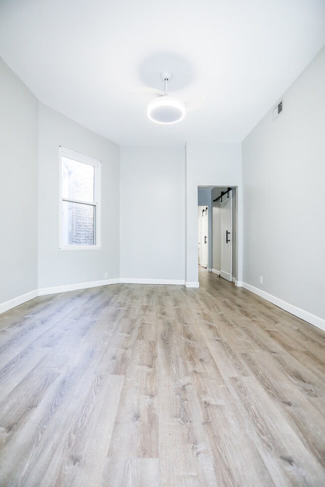 Building Photo - 3556 N Wilton Ave