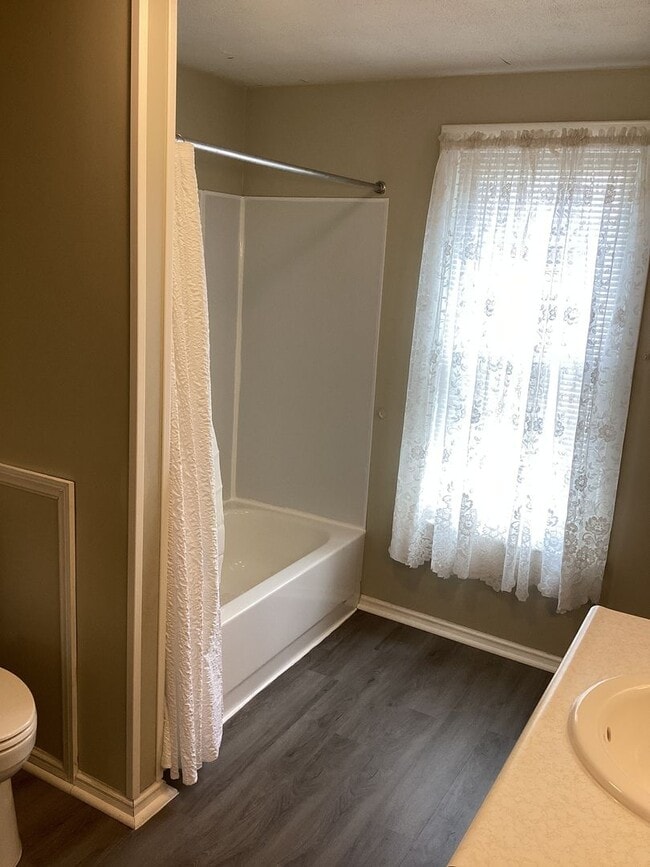 Building Photo - 319 Fairview Ave