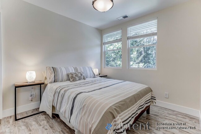 Building Photo - 2 br, 2 bath Triplex - 17363 Park Ave, Gue...