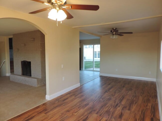 Building Photo - Dog Friendly - 4 Bedroom with Granite Counter tops.