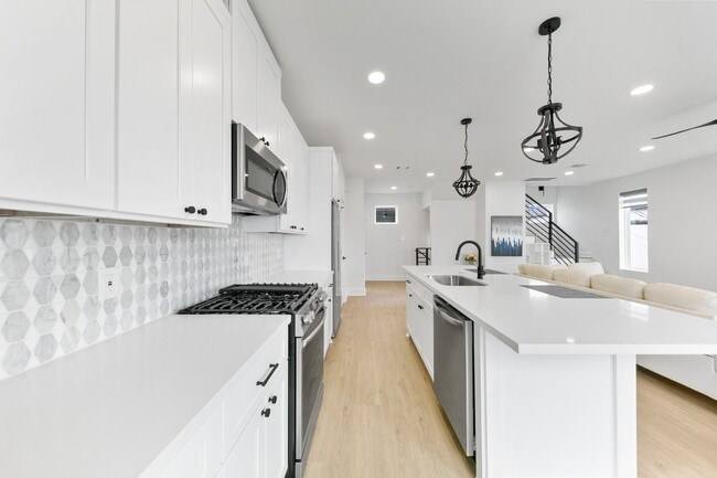 Building Photo - 104 E 44th St