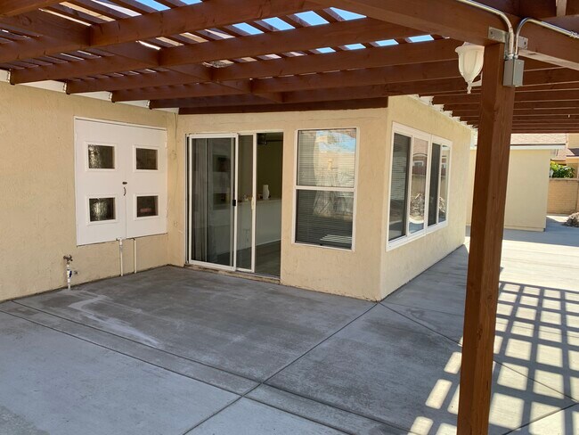 Building Photo - 856 Crystal Creek Ct