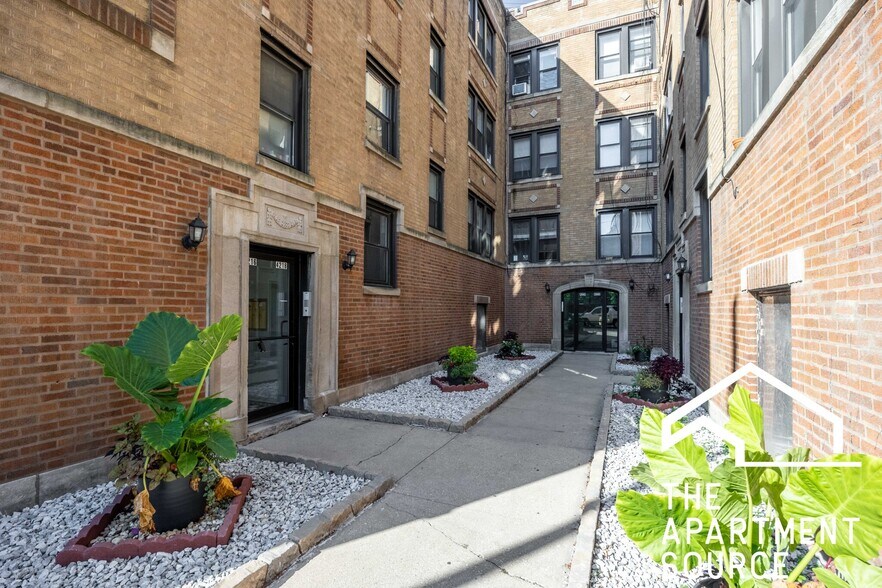 Building Photo - 4218 N Clark St