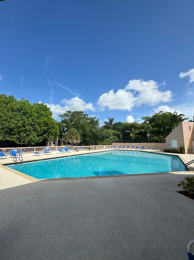 Building Photo - 9364 Chelsea Dr S
