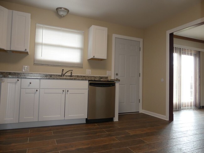 Building Photo - Remodeled 4 bedroom! Fenced backyard! 2 Ca...