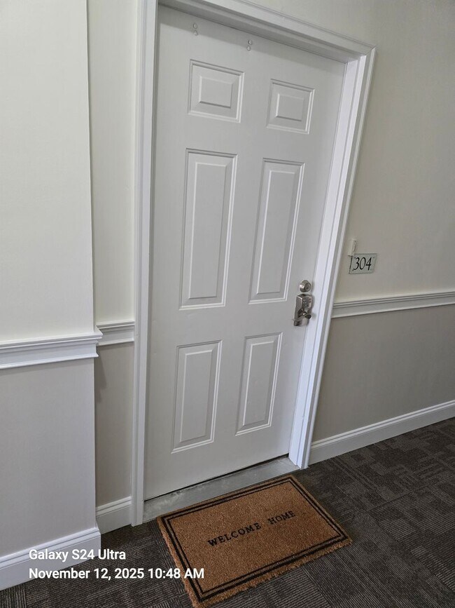 Building Photo - Luxurious Furnished Downtown Condo - 6-18 Month Lease Available!