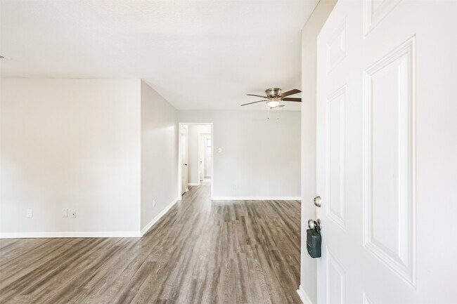 Building Photo - 2714 Foliage Green Dr