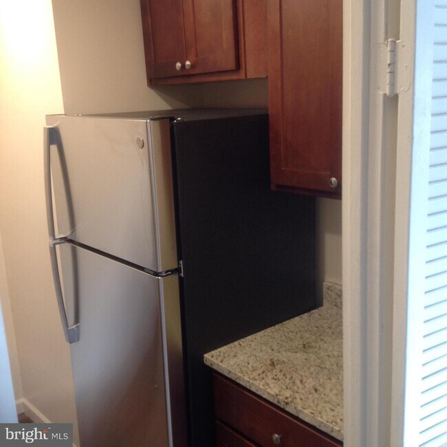 Building Photo - 2025 N Lincoln St