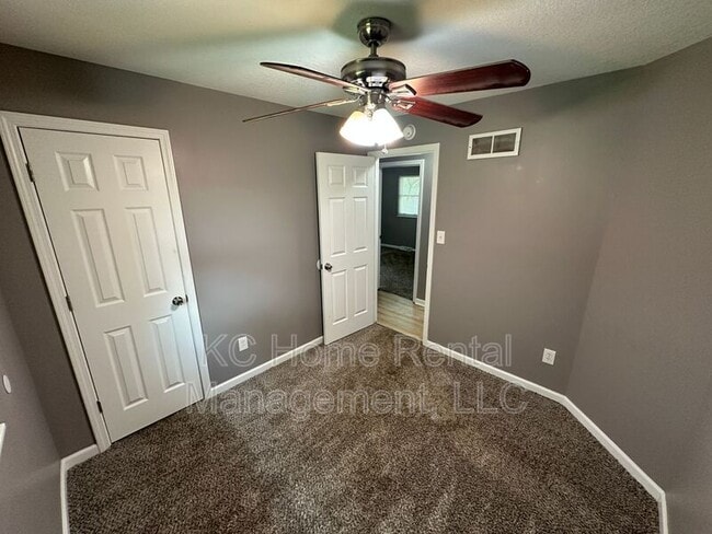 Building Photo - 424 NE Lakeview Dr