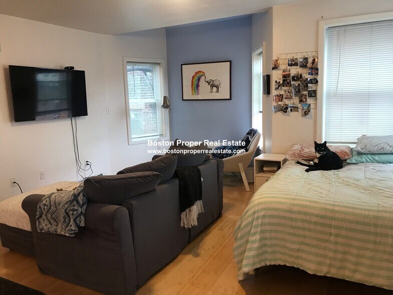 Building Photo - 461 Park Dr