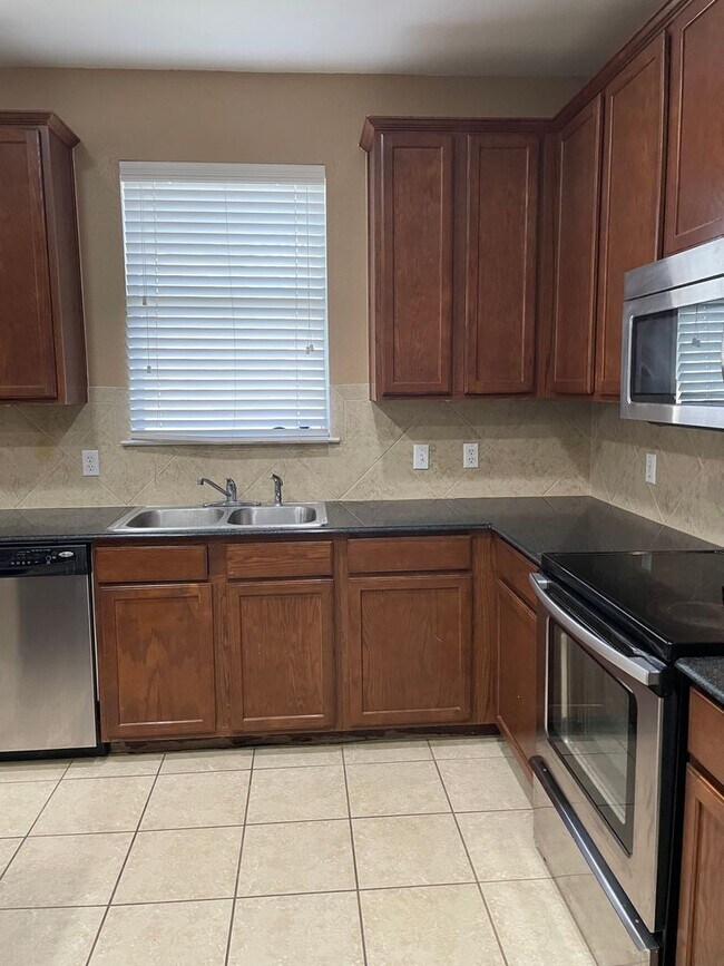Building Photo - Available Now! Spacious & Well-Maintained ...