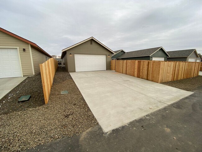 Building Photo - Newer Home for Lease! 3br 3ba - FIRST MONTH’S RENT HALF-OFF