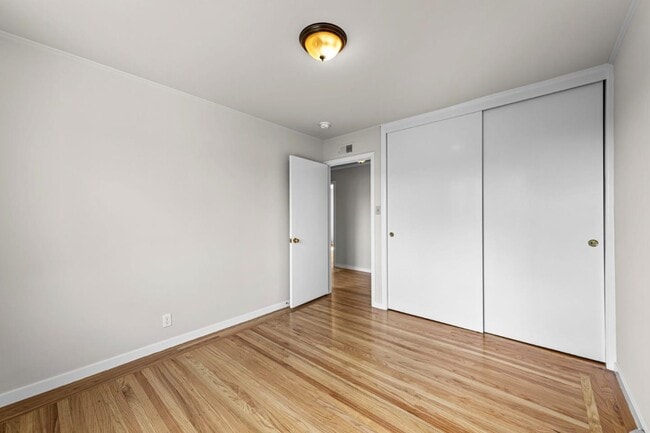 Building Photo - 526 Redwood Ave