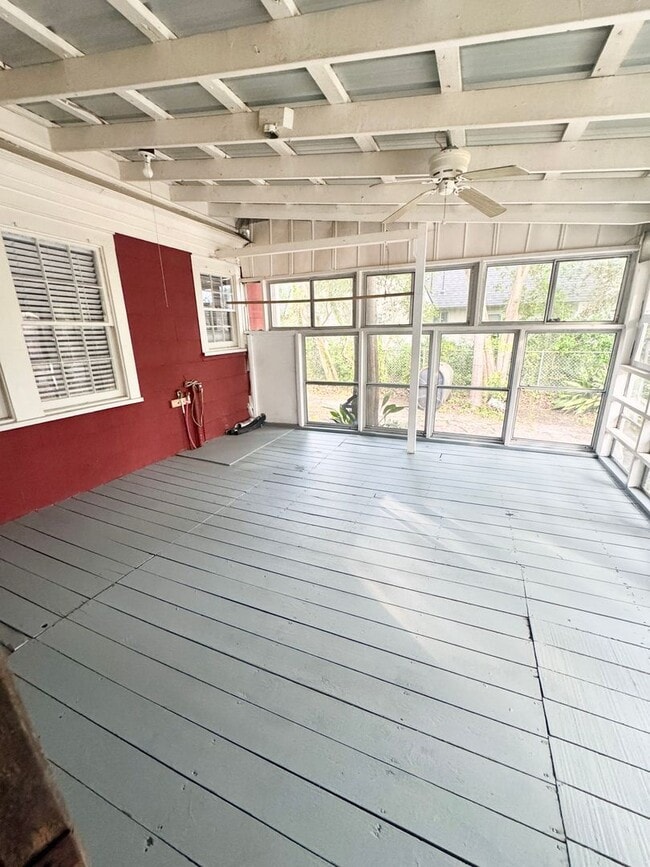 Building Photo - ADORABLE Downtown Cottage in Conway. Fantastic location and TONS of charm. Fenced in back yard!