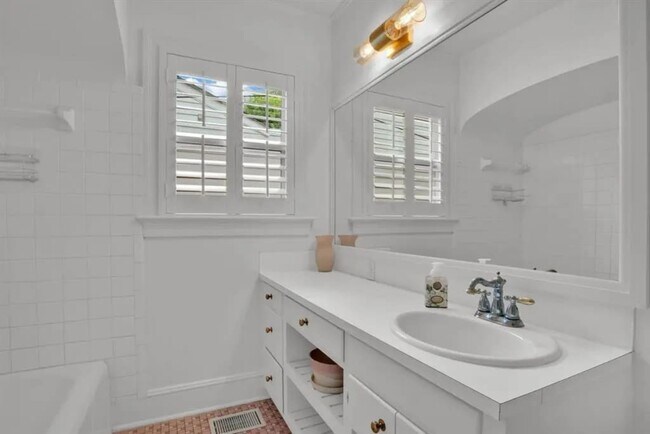 Building Photo - Albany Avenue