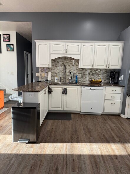 Building Photo - 70 N Main St