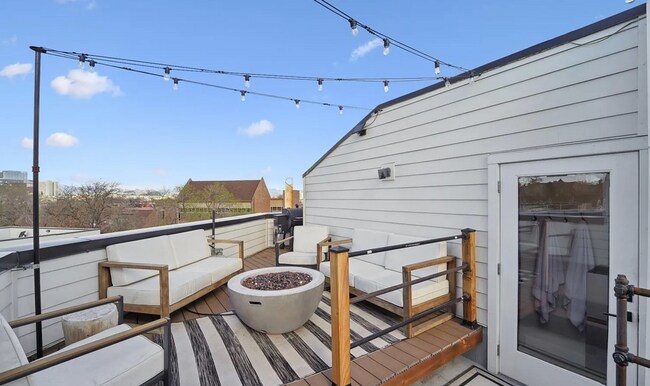 Building Photo - 2870 Tremont Pl