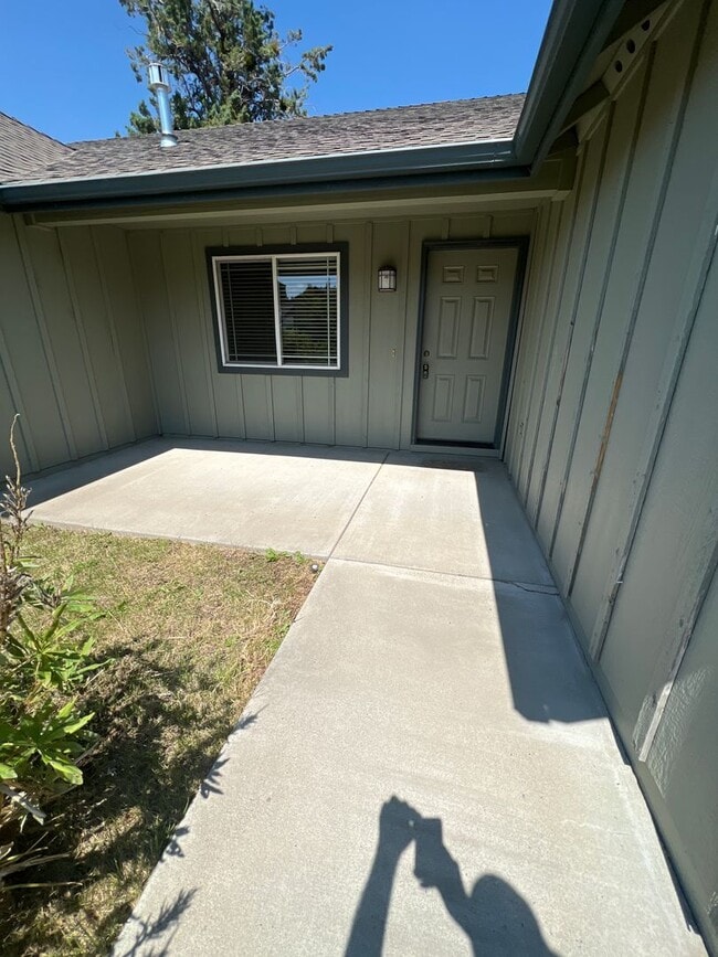 Building Photo - SE Bend House, Gas Heat/Fireplace, Fenced Yard, Dbl. Garage, Pets Considered!