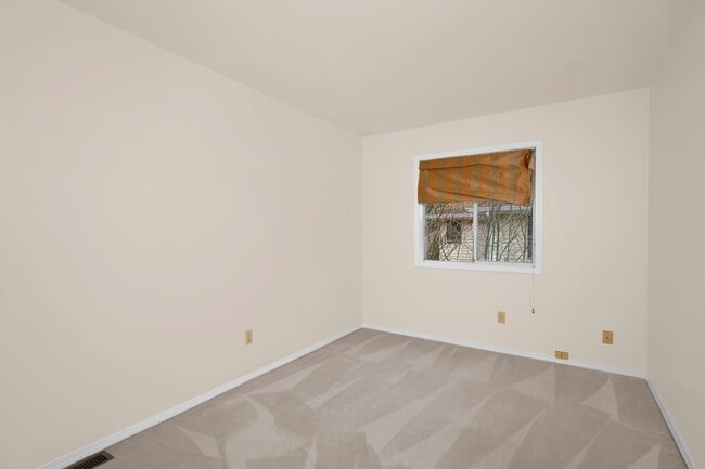 Building Photo - Light Filled 4 Bedroom 2.5 Bath Home in Sammamish