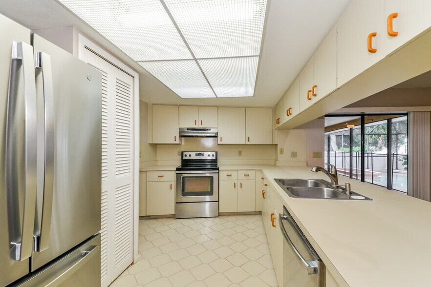 Building Photo - 5453 Colonial Oaks Blvd