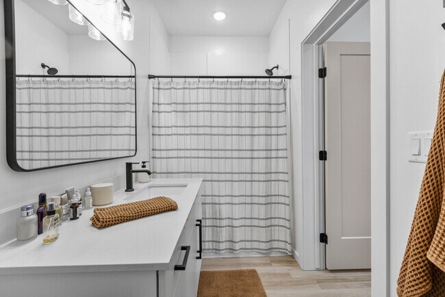 Building Photo - Modern 2 Bed/2 Bath Condo in Rexburg