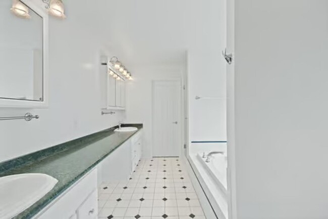 Building Photo - Silverton- Meticulous 4+ bedroom, 5ba, 2 car