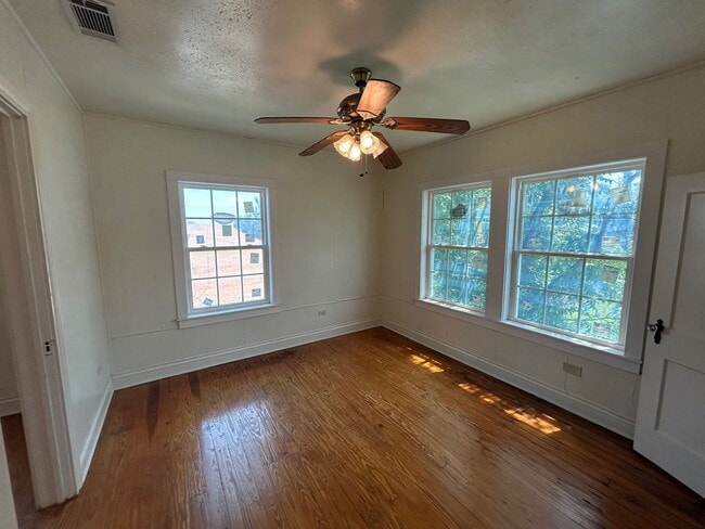 Building Photo - Updated 2 Story Home