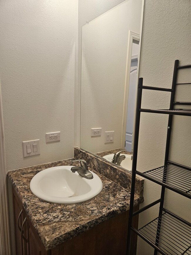 Building Photo - Very cute 3 bed/2 bath manufactured home w...