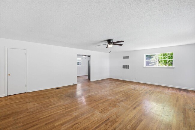Building Photo - In the Heart of Hixson! 3 beds, 2 baths, Recent Updates!