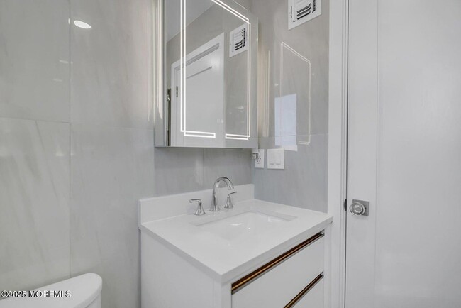 Building Photo - 1 Robin Dr