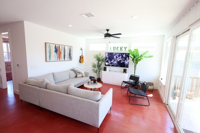 Building Photo - Newly Built Duplex!
