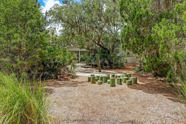 Building Photo - 2070 Beachwood Rd