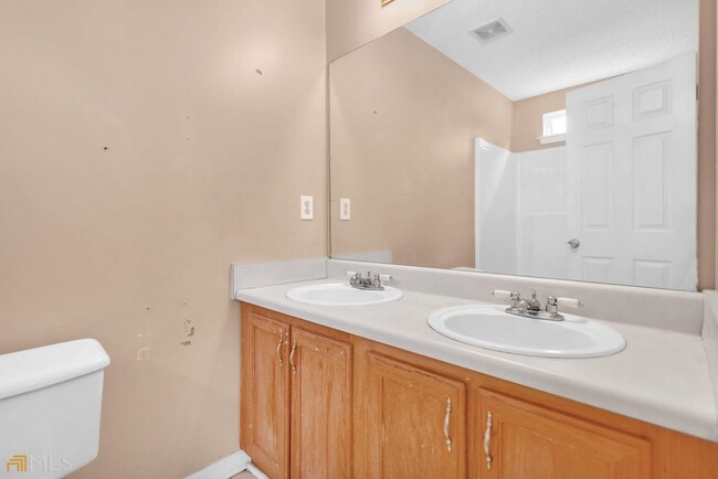 Building Photo - Charming 3 bedroom 2 bath Ranch style home...
