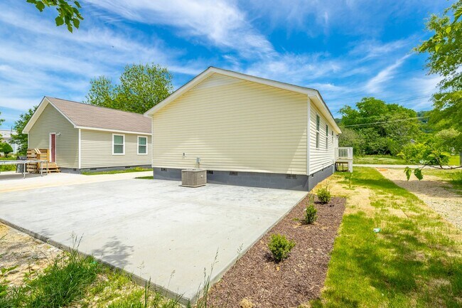 Building Photo - 4 bedroom 2 bath in the Southside (Mill Town)