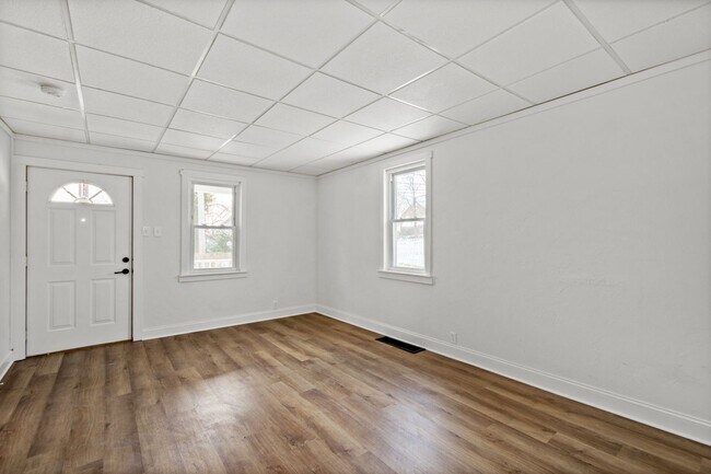 Building Photo - COZY 2 BEDROOM GEM IN THE MONROEVILLE NEIG...