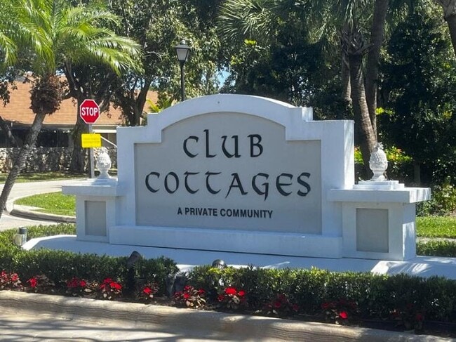 Building Photo - 707 Club Dr