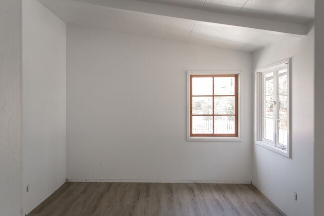 Building Photo - Charming Sunny Pacific Grove Duplex - Available early June
