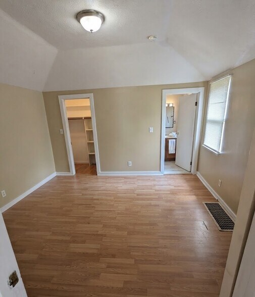 Building Photo - 212 Gates Ave