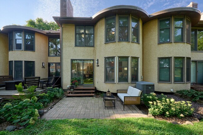 Building Photo - "Charming 3-Bed Townhouse with Scenic View...