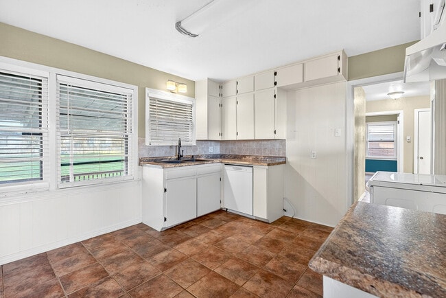 Building Photo - 1801 S 47th St