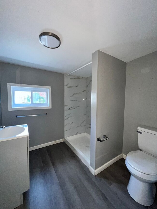 Building Photo - 3 Bedroom, 1 Bath Home Available For Rent