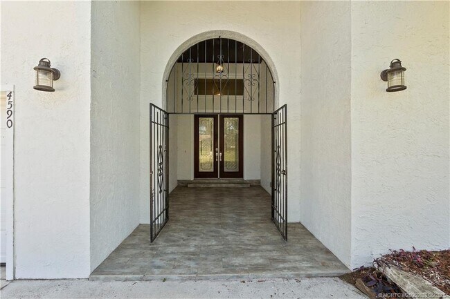 Building Photo - 4590 SE Glen Ridge Trail